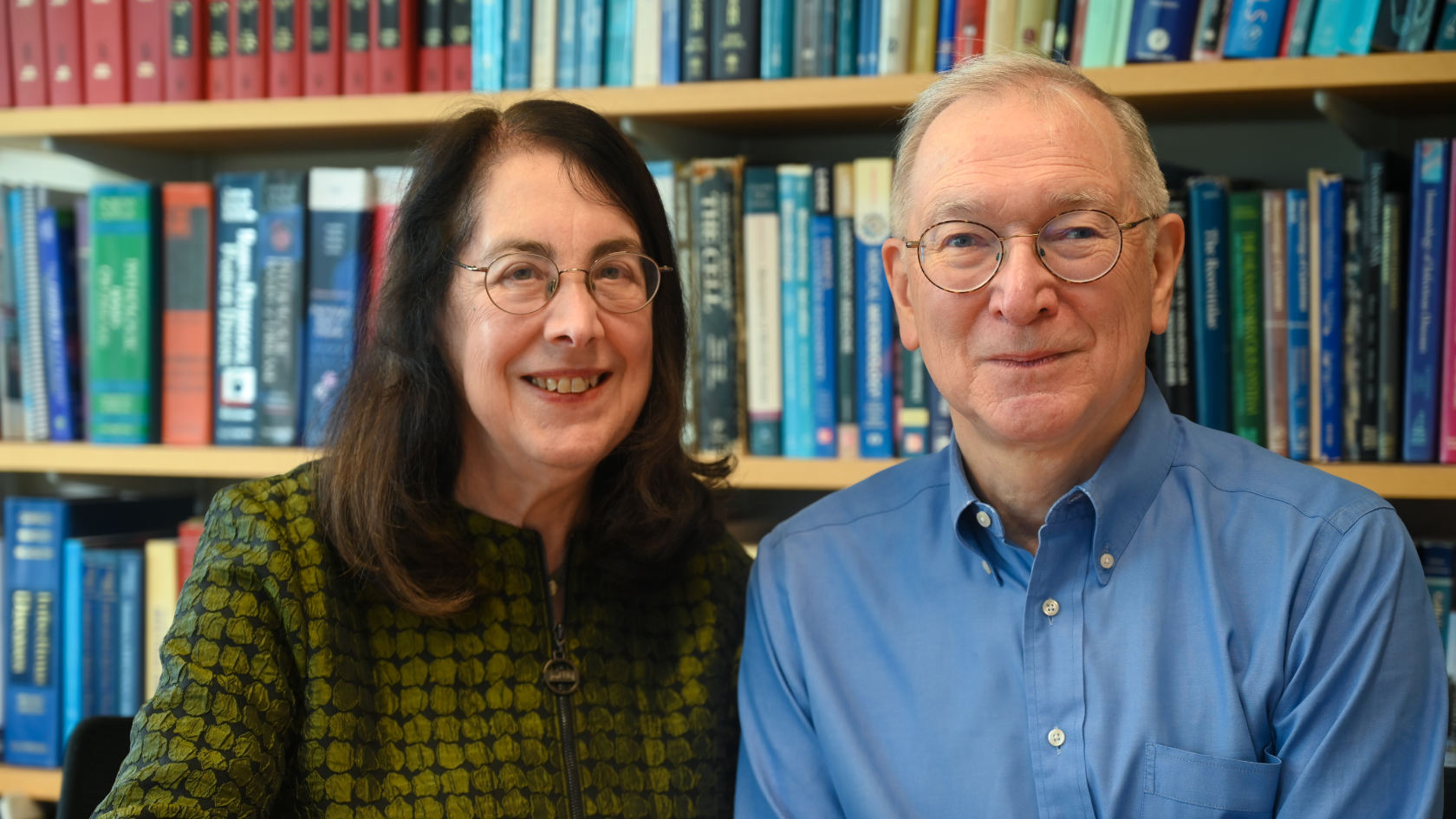 Arlene Sharpe und Gordon Freeman vor einer Bücherwand