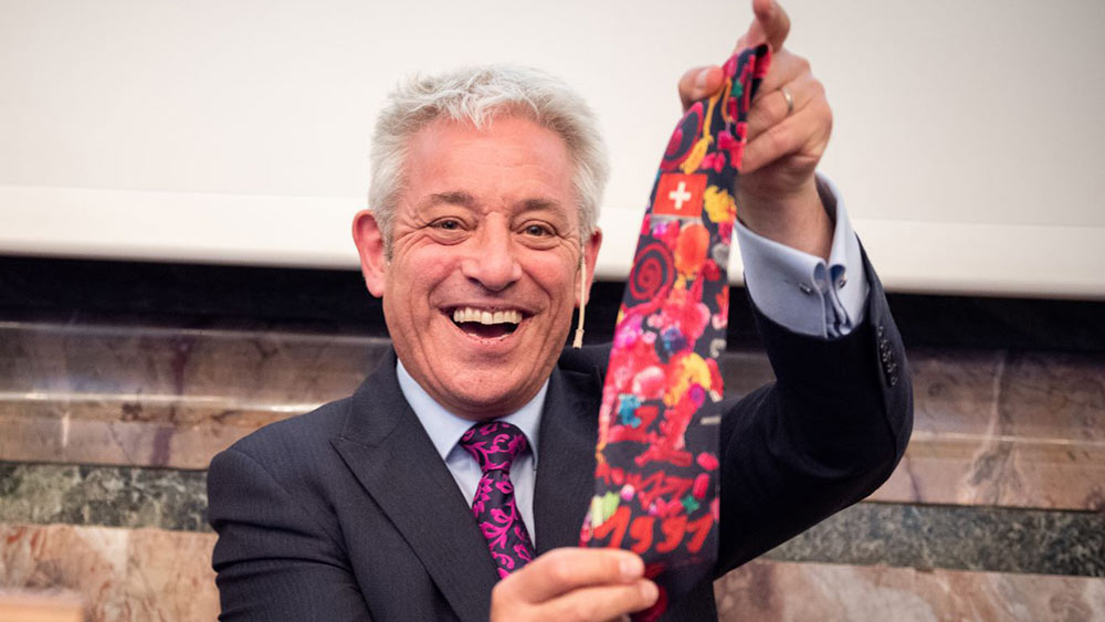 John Bercow hält eine bunte Krawatte, welche er als Geschenk erhalten hat, in die Kamera.