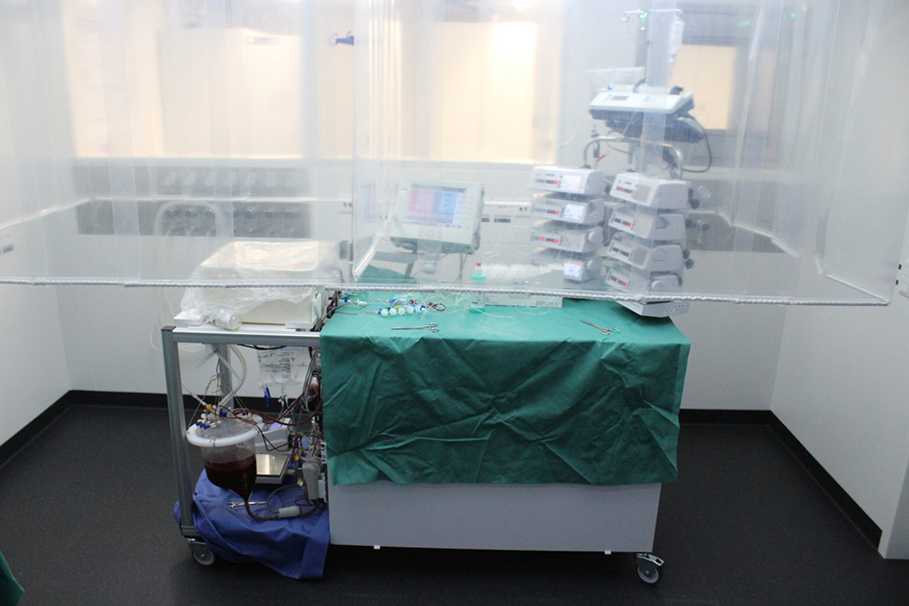 The perfusion machine in operation. The donor liver is connected in the white container in the upper left. (USZ)