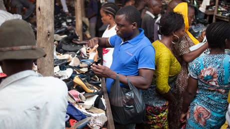 Schuhverkäufer auf dem Markt in Dar es Salaam