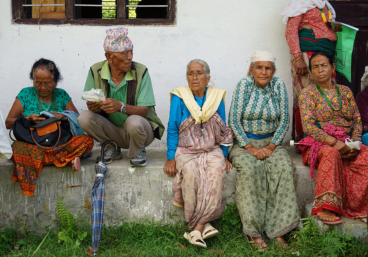 Sarah Speck vom Geographischen Institut ist viel auf Reisen. Hier hat sie eine Gruppe älterer Menschen in Nepal fotografiert. Sie warten darauf, sich bei einer Bank zu registrieren, die in Zukunft ihre Renten auszahlen wird.