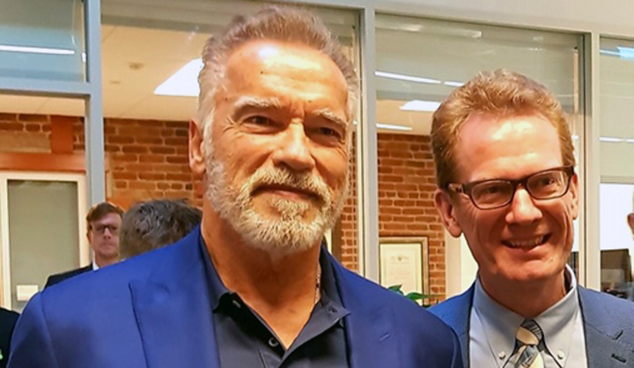 Ardnold und Christian Schwarzenegger setzen sich gemeinsam für ein nachhaltiges Finanzwesen ein. (UZH)