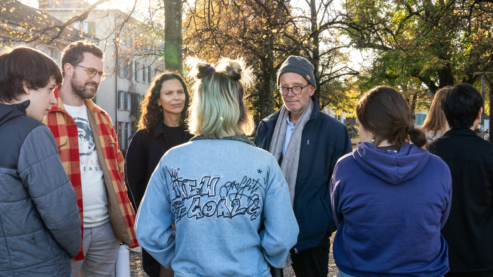 Studierende im Gespräch auf dem Lindenhof in Zürich