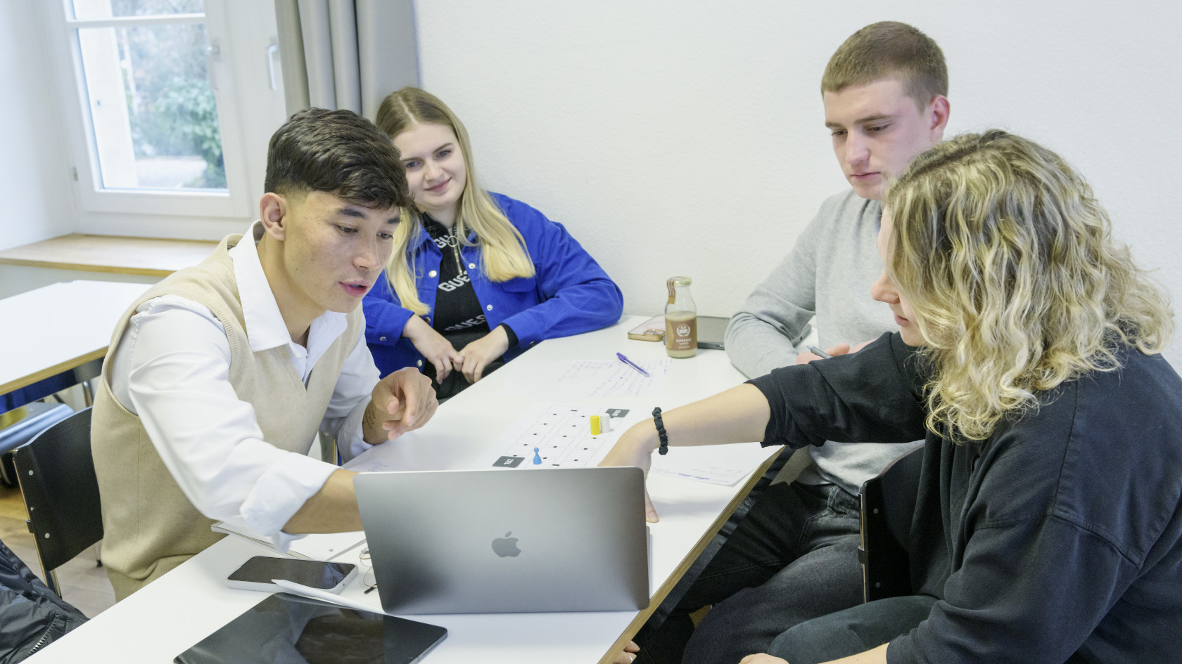 Teilnehmende am Explore-Programm bei einem Deutschkurs