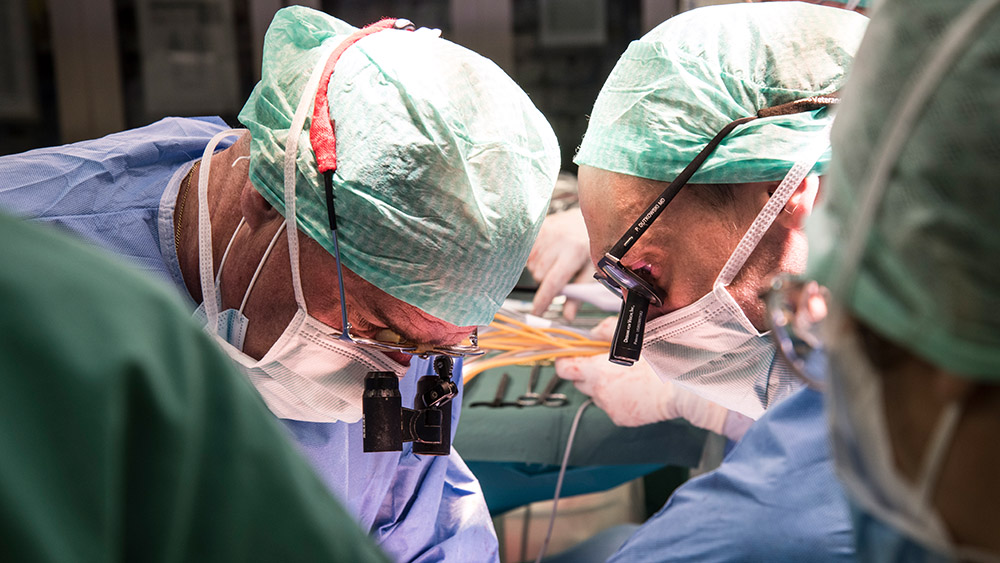 Prof. Pierre-Alain Clavien and Prof. Philipp Dutkowski during the transplantation of the liver treated in the machine.