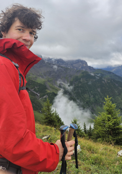 Simon Hirschhofer bei bewölktem Wetter im Hochgebirge