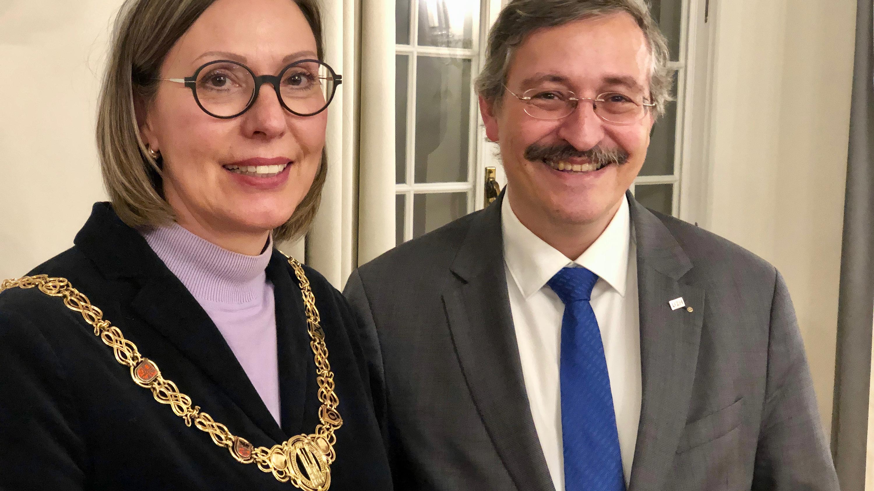 The presidential chain of office is passed on once again: Until Michael Hengartner’s successor takes office, Gabriele Siegert will serve as President of the University of Zurich on an interim basis.