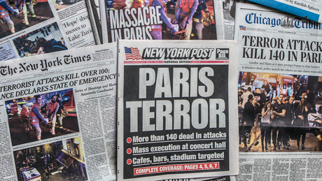 Zeitungsausschnitte zum Terroranschlag in Paris