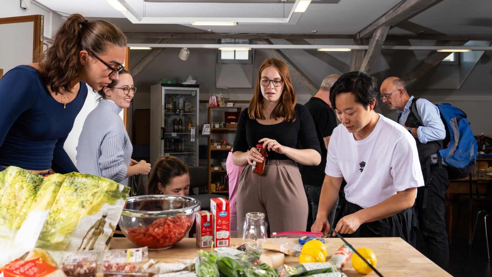 Studierende kochen gemeinsam in einer Küche.
