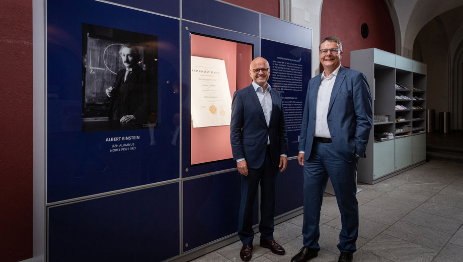 The doctoral certificate of Nobel laureate Albert Einstein has returned to the University of Zurich. Michael Schaepman, President UZH and Vidar Helgesen, Director Nobel Foundation.   