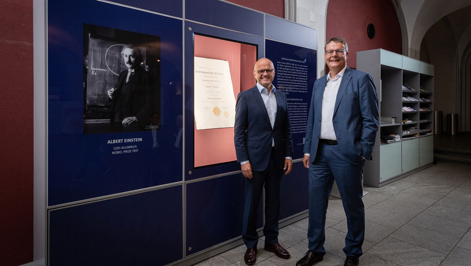 Albert Einsteins Doktoratsurkunde ist zurück an der UZH. Michael Schaepman, Rektor der UZH und Vidar Helgesen, Direktor der Nobel Foundation, vor der Vitrine.  