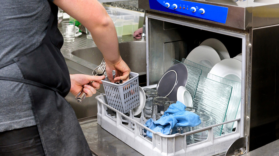 Professioneller Geschirrspüler in einer Restaurantküche