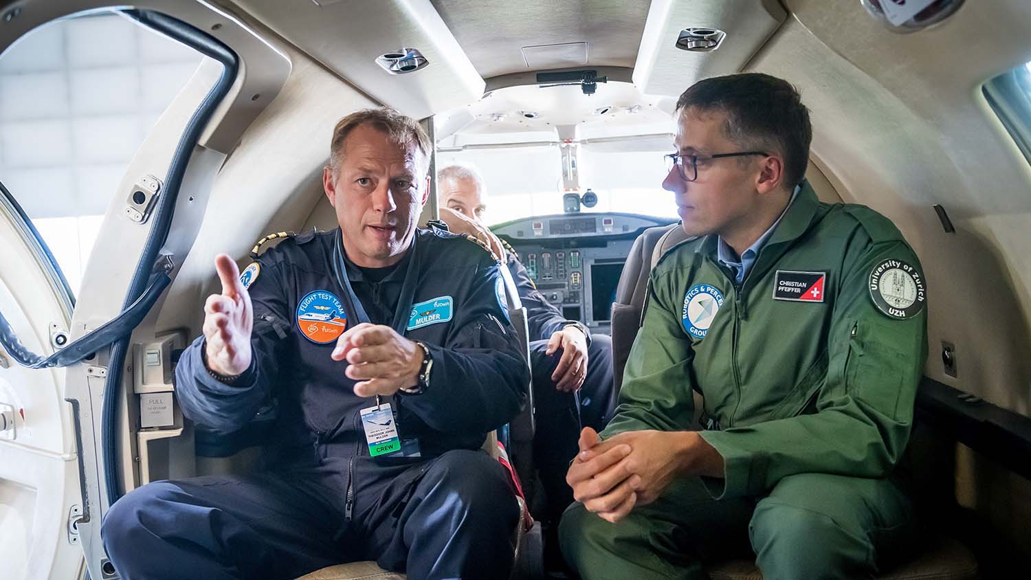 UZH-Forscher Christian Pfeiffer bespricht sein Experiment mit der NLR Crew.