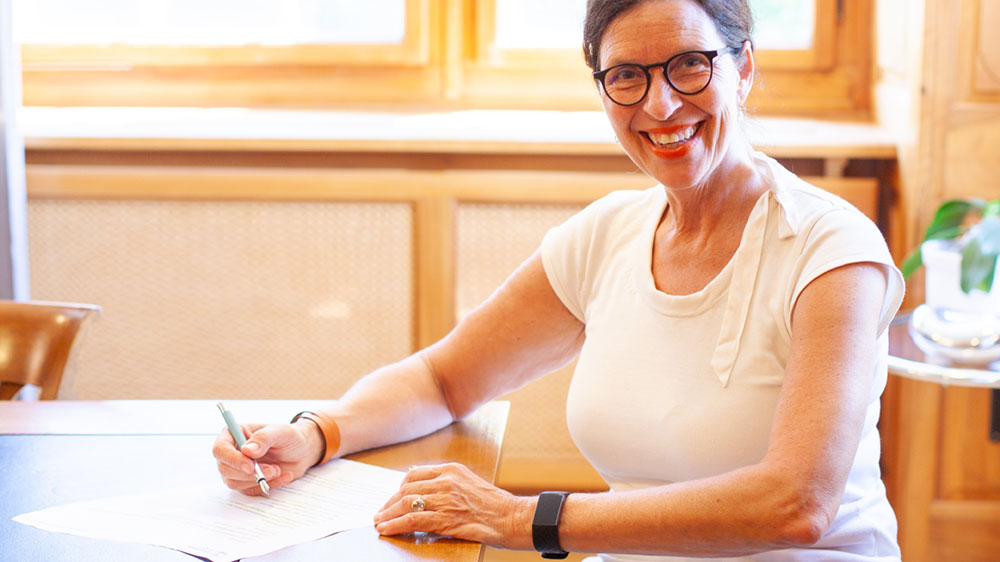 Beatrice Beck Schimmer, Direktorin Universitäre Medizin UZH, unterzeichnet das Abkommen mit der Charité.