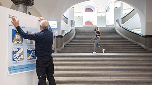 Zusätzlich zur Distanzregelung und den Hygienemassnahmen gilt an der UZH eine Maskentragepflicht in öffentlichen, frei zugänglichen Innenräumen. (Copyright: KEYSTONE-SDA/ Ennio Leanza