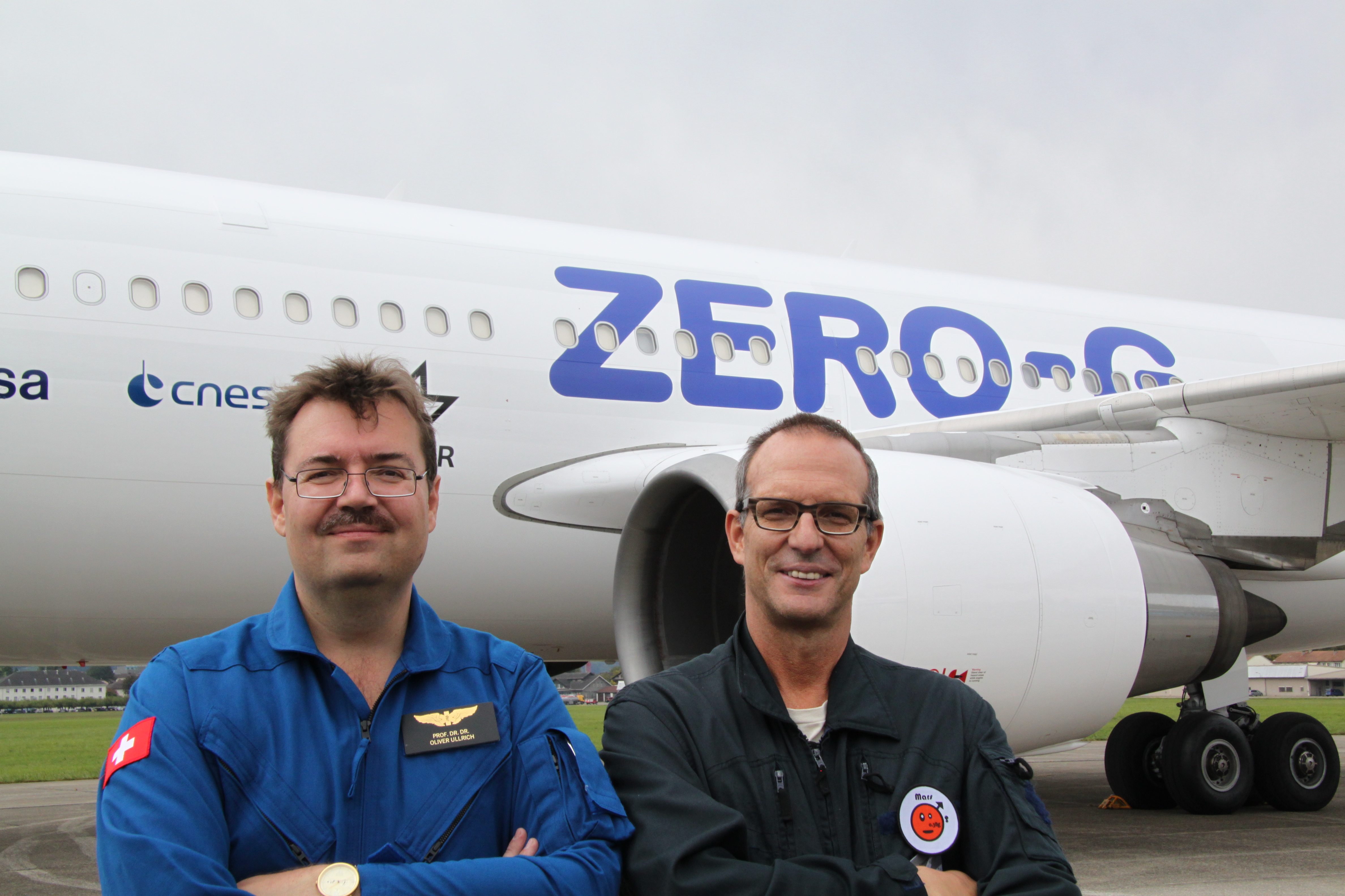 Prof. Ullrich und Prof. Gassmann von der UZH während des ersten Parabelfluges.