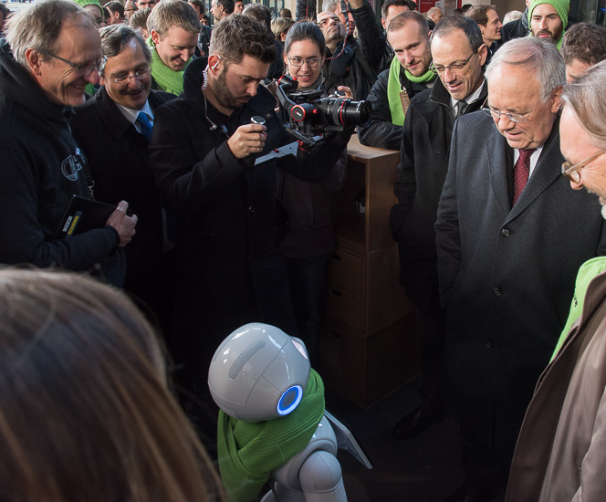 Can robots act ethically? UZH ethics scholar Markus Christen (left) introduces Federal Councillor Johann Schneider-Ammann to Pepper the robot. (Picture: Thomas Poppenwimmer)