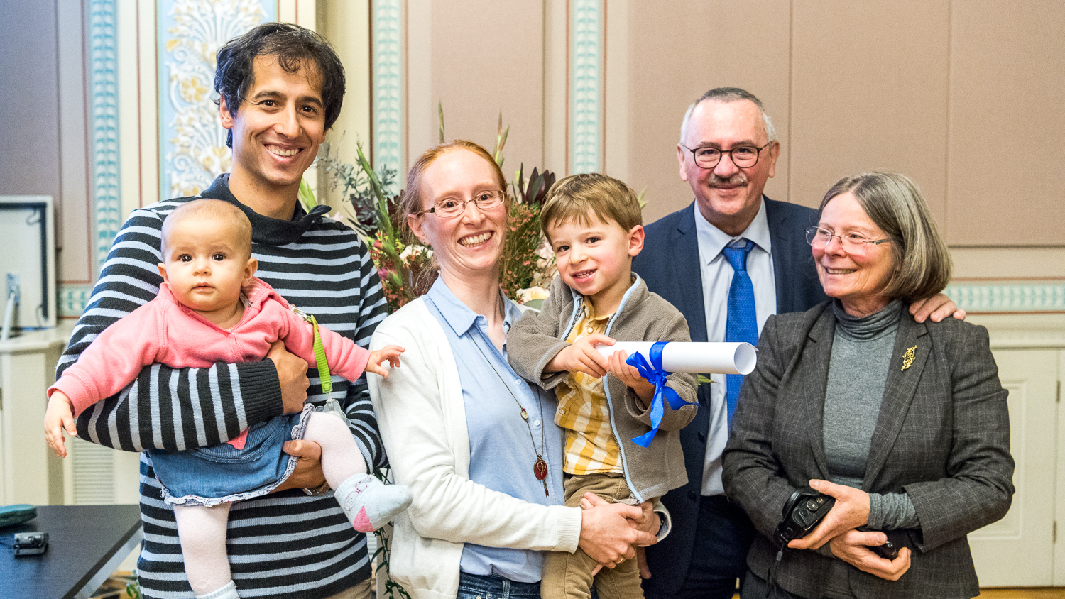 The Marie Heim-Vögtlin Prize was presented to UZH mathematician Mathilde Bouvel (center) at the anniversary event honoring Nadezhda Suslova. Also in the picture: Bouvel’s husband, children, and parents.