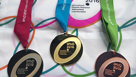 Gold-, Silber- und Bronzemedaille der IPhO 2016