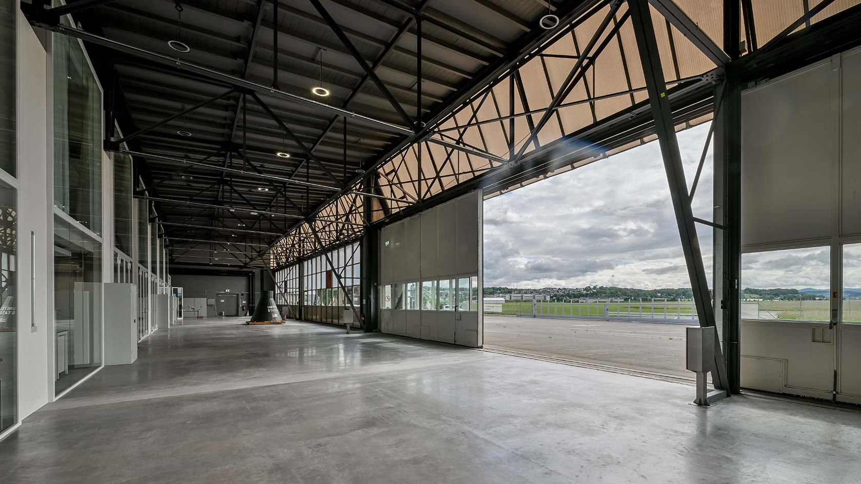 The location offers unique advantages because of the direct connection to the airfield.