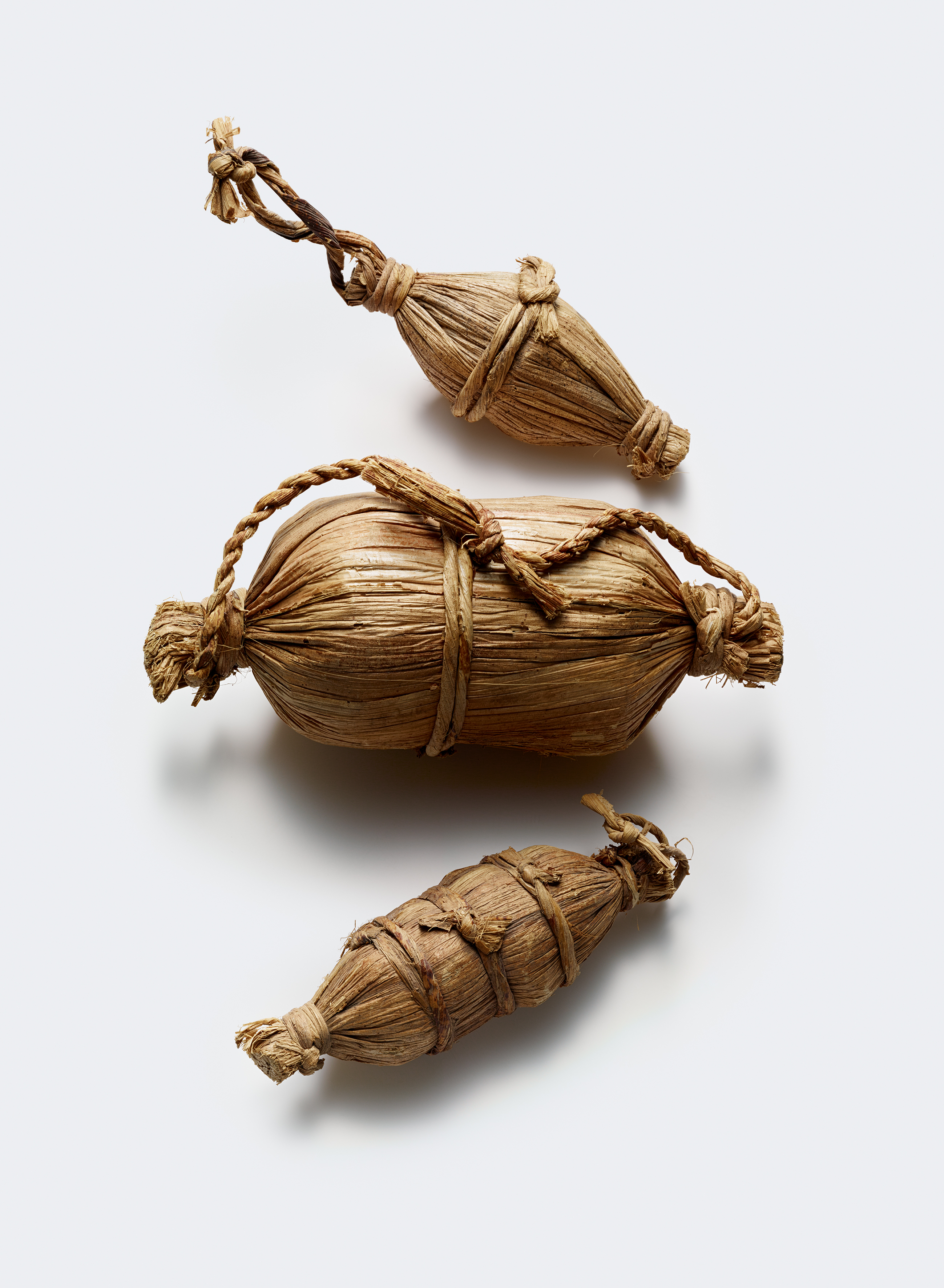 Ellen and Hans Paasche returned from their honeymoon with beans wrapped in leaves as they were sold at the market. Collection Ethnological Museum UZH, Inv.Nr.06051a,c,d.