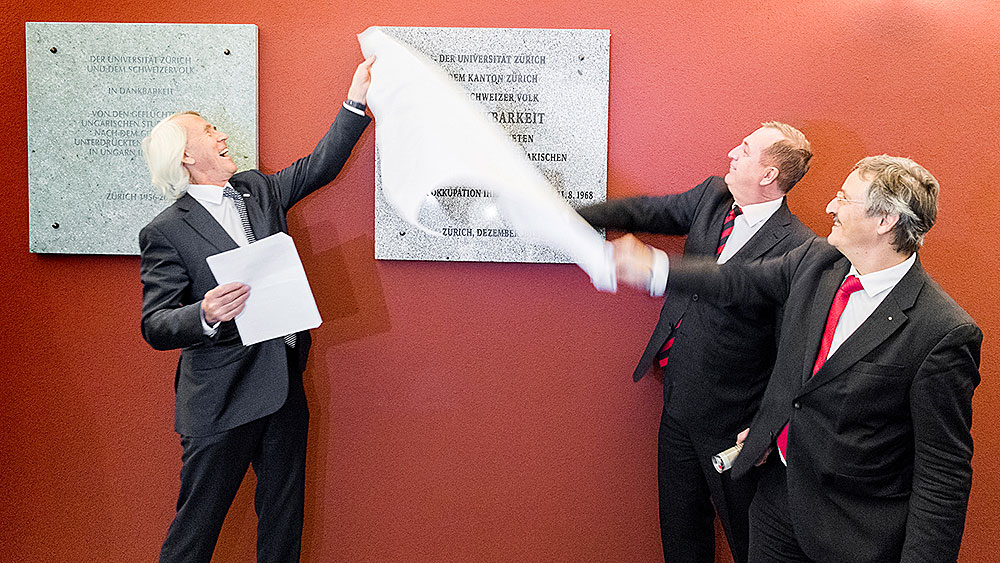 Unveiling of the plaque commemorating the students who fled from Czechoslovakia to Switzerland: Jiří Dvořák, UZH alumnus, Tomáš Zima, Rector of Charles University Prague, and UZH President Michael Hengartner.