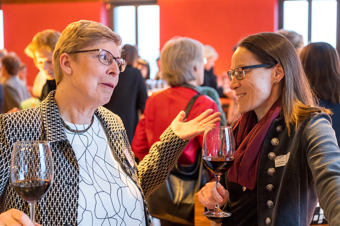 Celebrating the successful evening: Christiane Löwe, head of the Office for Gender Equality, (left) and Rita Stöckli, UZH Secretary General. (Image: Frank Brüderli)