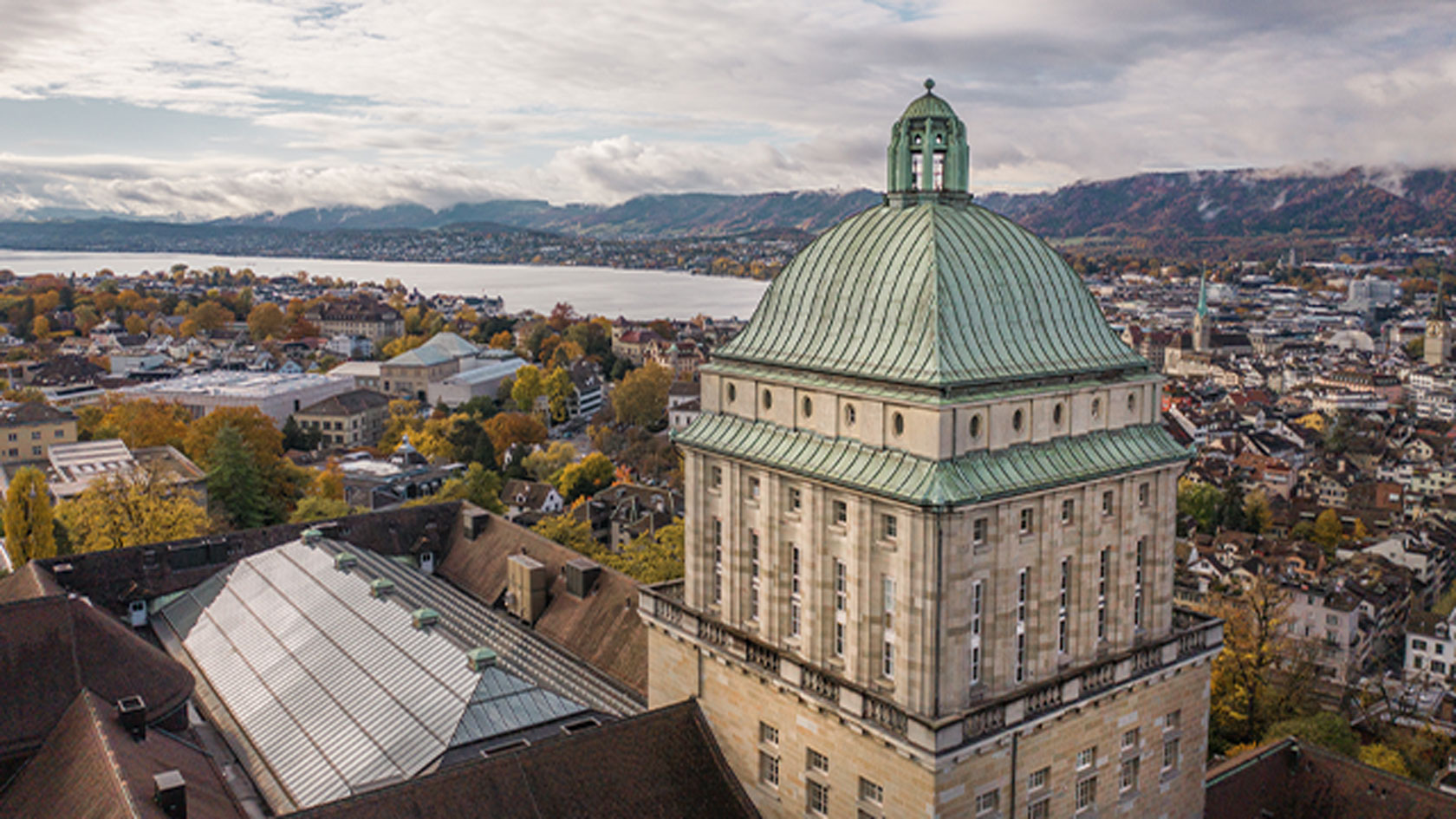 The main building of the UZH with view of Lake Zurich