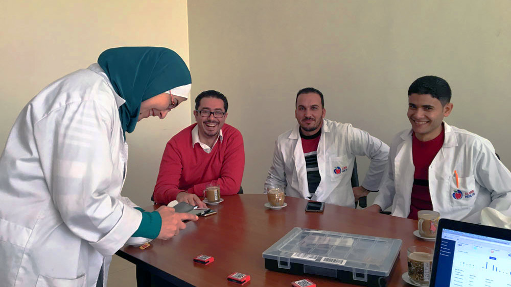 Aus der Schweiz nach Jordanien: Pharmazeutinnen und Pharmazeuten in Amman prüfen eine Medikamentenlieferung, die mit den intelligenten Sensoren bestückt ist. 