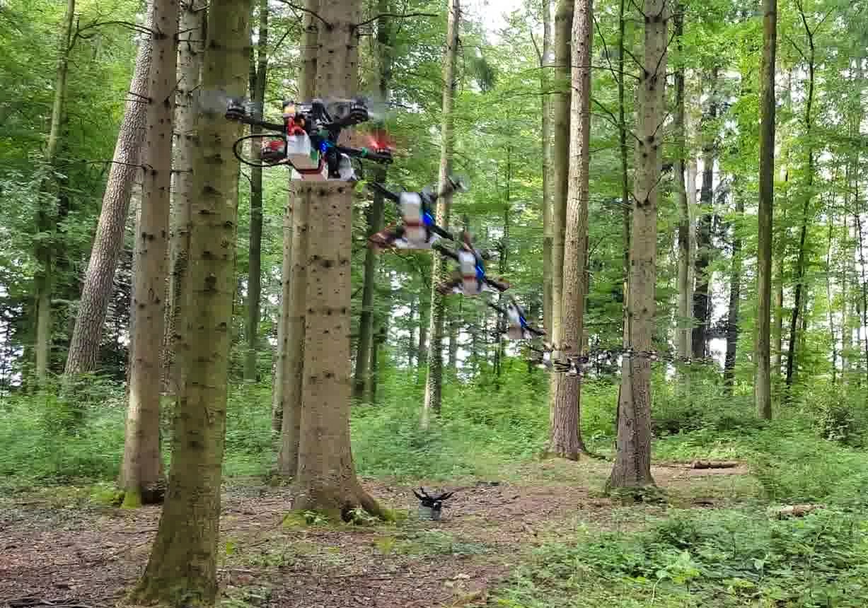 Die autonome Drohne fliegt mit 40 km/h durch den Wald.
