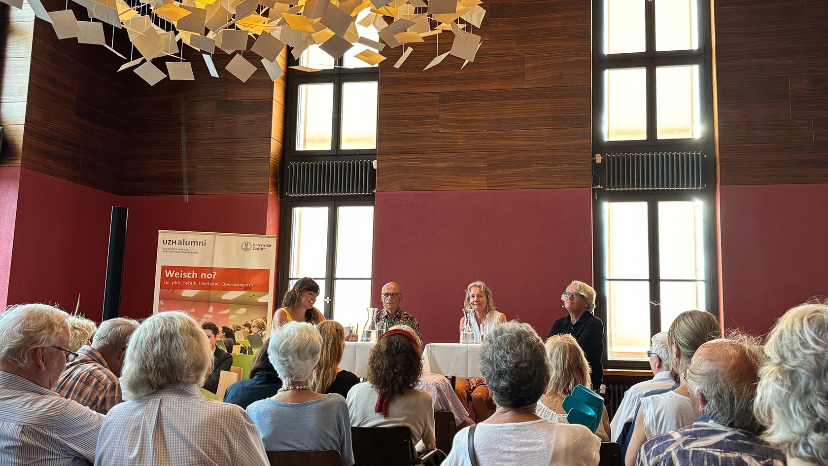 Podium mit Rita Ziegler, Bernhard Schmid, Marta Manser und Roger Nickl.