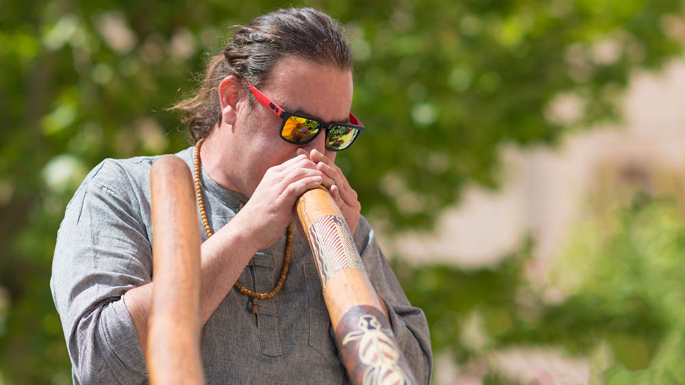 Mann am Didgeridoo spielen