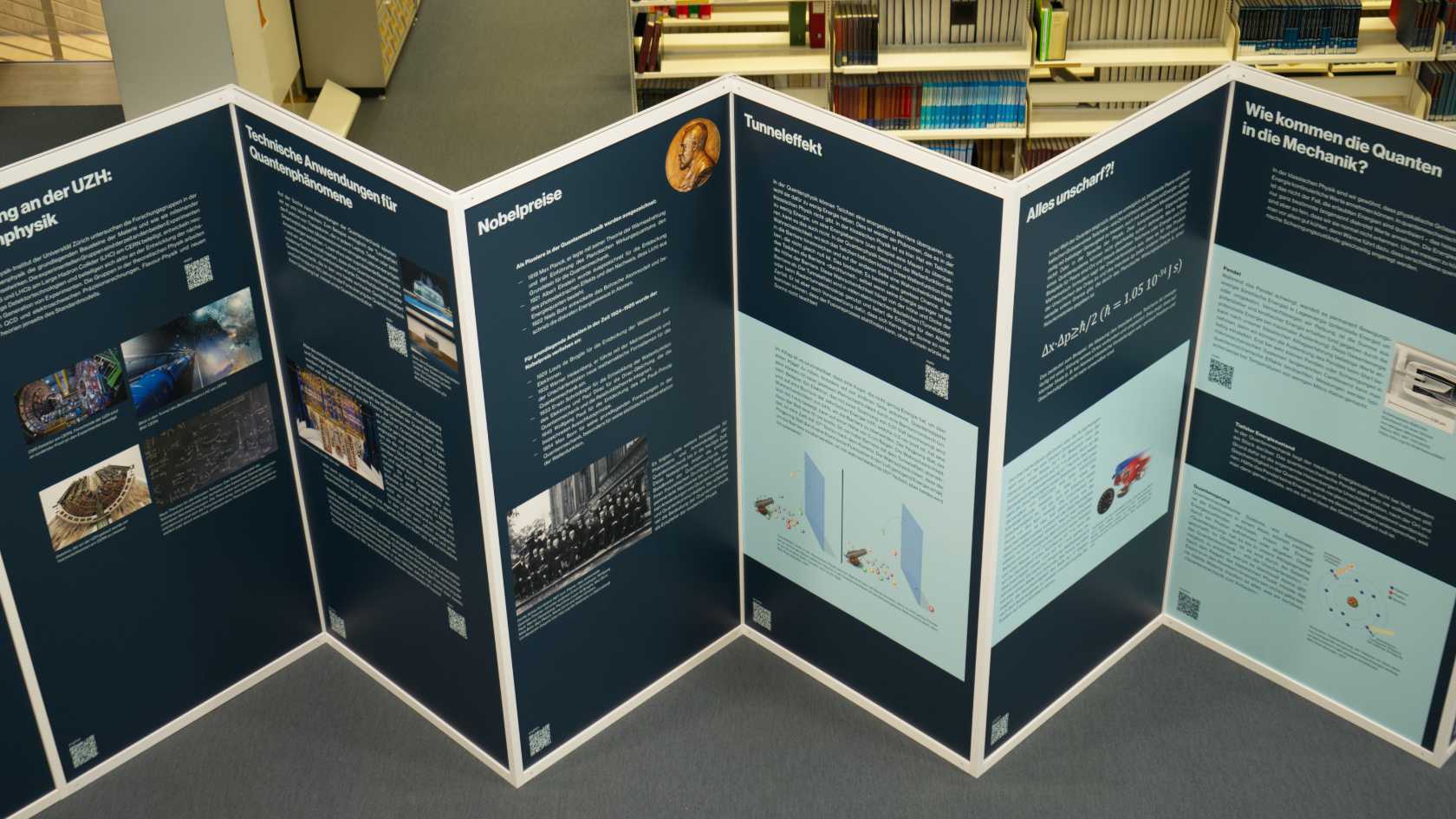 Mehrere Panels der Ausstellung «Quantum Century» in der Universitätsbibliothek am Irchel.