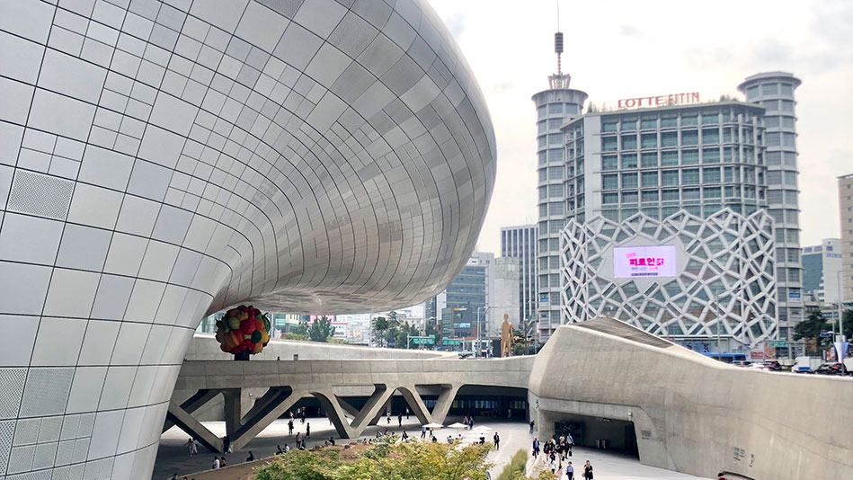 Brandaktuell waren auch die Diskussionen am Seoul Smart City Summits 2019. Er fand im Dongdaemun Design Plaza statt (im Vordergrund), der von Stararchitektin Zaha Hadid entworfen wurde.