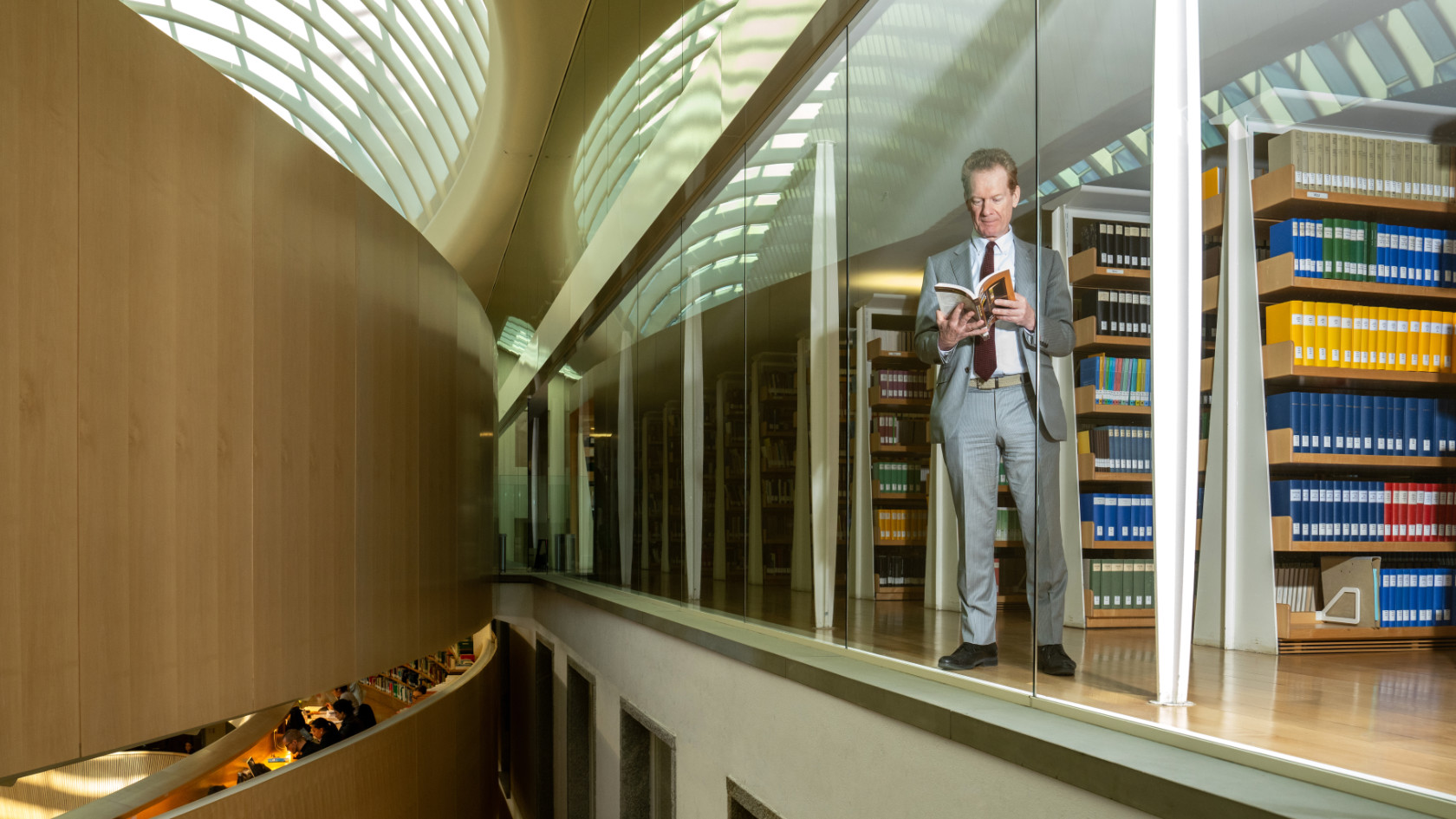 Chris­tian Schwar­zen­egger in der Uni­ver­si­täts­bi­blio­thek Recht.