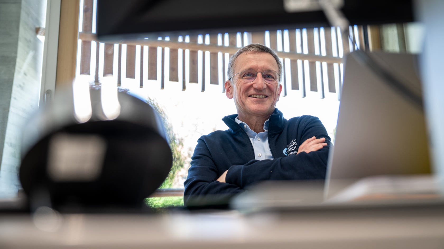 Kinderonkologe Jean-Pierre Bourquin am Fenster im Universitäts-Kinderspital