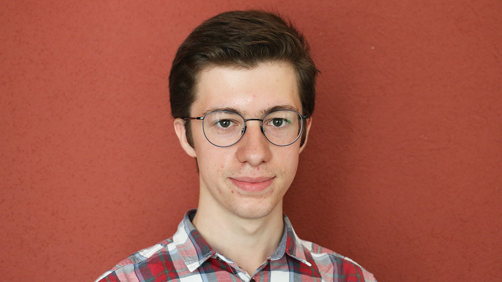 Philipp Wegmann, 18, hat in diesem Sommer die Matura an der Kantonsschule Büelrain gemacht. Er besuchte im HS 2021 eine Vorlesung zur Geschichte der Neuzeit und im FS 2022 das Modul «Unternehmensbewertung und Acquisitions». Ab dem Herbstsemester beginnt er ein VWL-Studium an der UZH. 