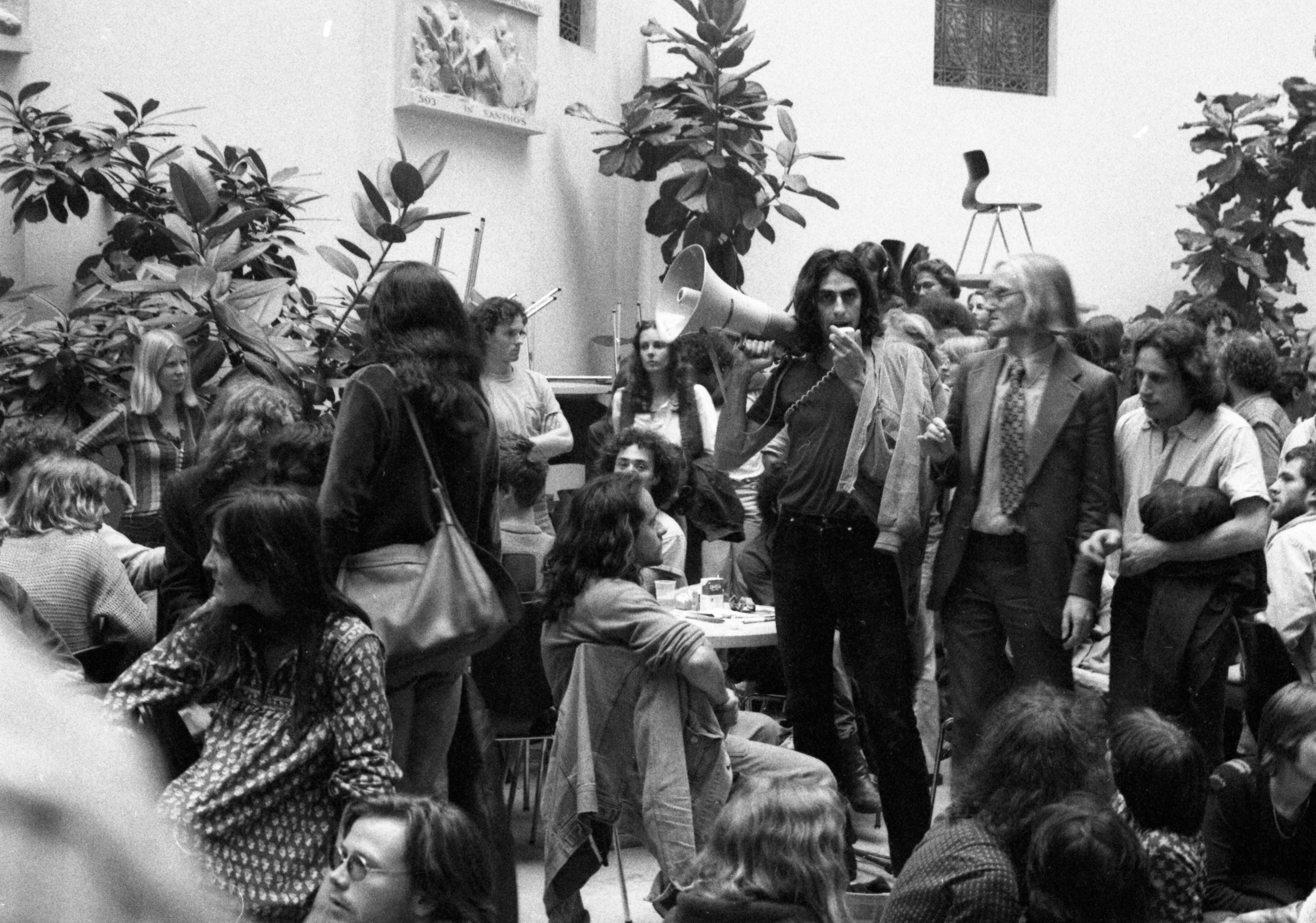 Politische Veranstaltung im Lichthof der UZH zur Zeit der Jugendbewegung, 9. Juni 1980. Mit Krawatte: Lorenz Löffler. 