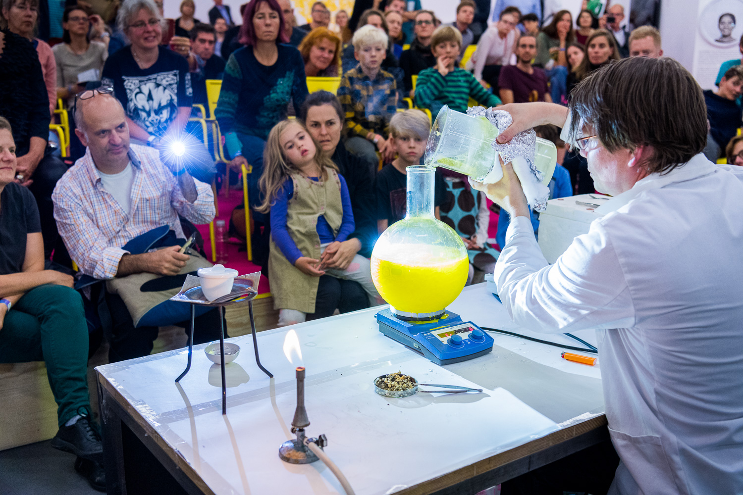 <p>Was k&ouml;chelt da? Dr. Ren&eacute; Oetterli fasziniert das Publikum mit einer Chemieshow.</p> (Bild: Frank Brüderli)