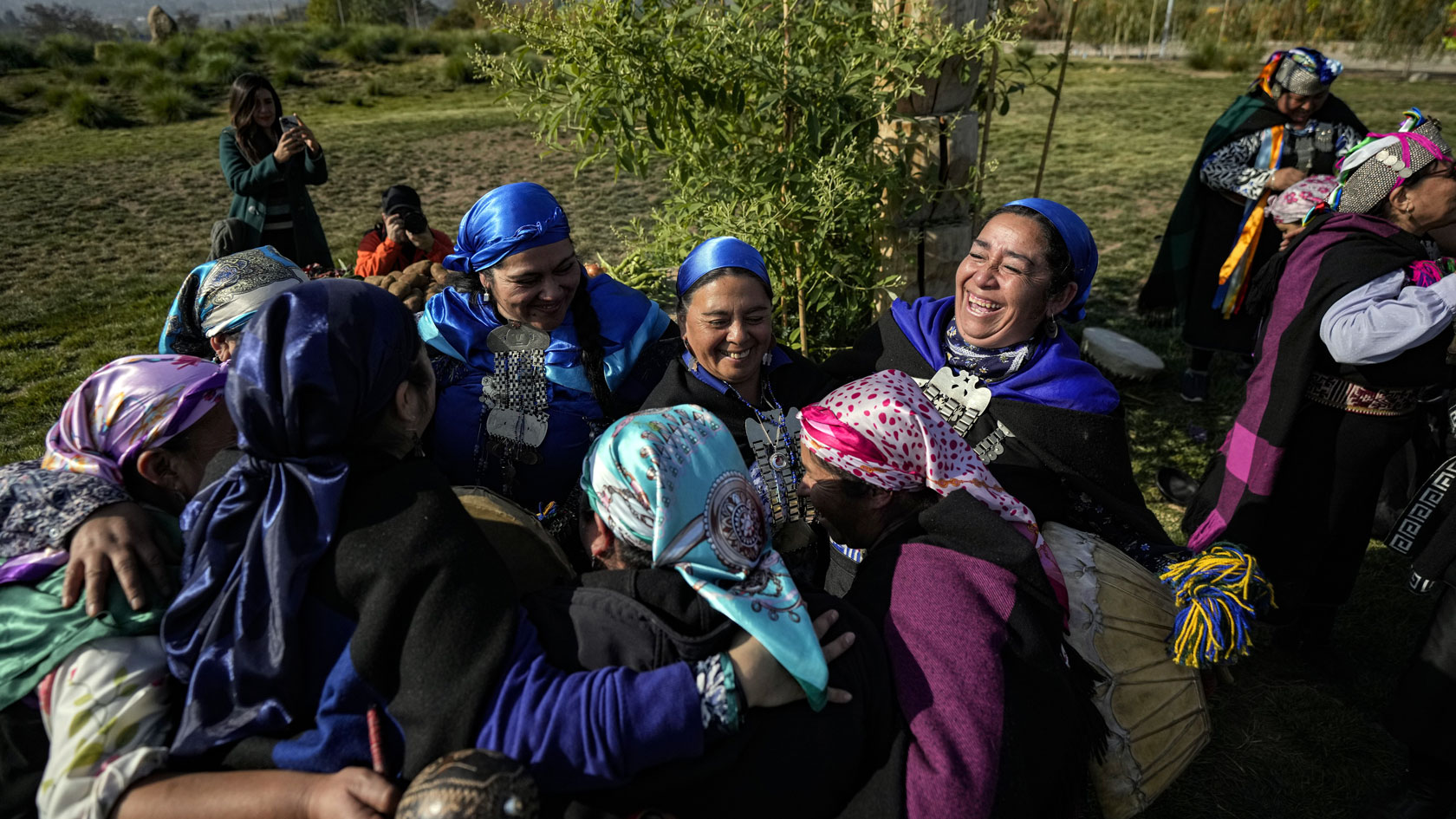 Uralte südamerikanische Kultur: Mapuche-Frauen am «National Day of Indige nous People» im Juni 2023 in Santiago, Chile. (Bild: Esteban Felix, Keystone)