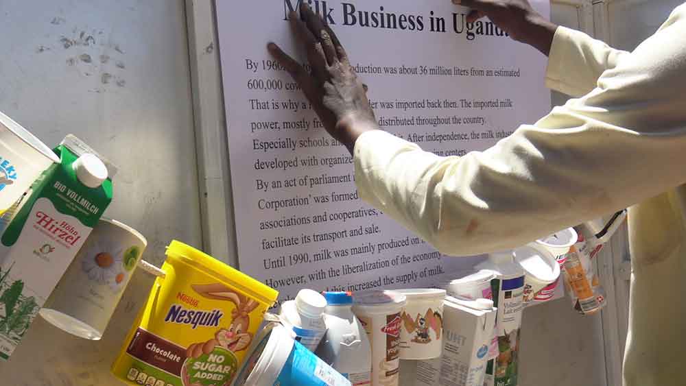Texttafel zum Verkauf und Konsum von Milch in Uganda