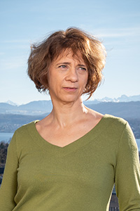 Marietta Meier vor den Bergen