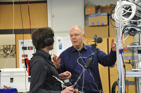 Sound artist Fritz Hauser (right) and sound engineer Patrick Becker (left) in a laboratory. (UZH, Caspar Türler)