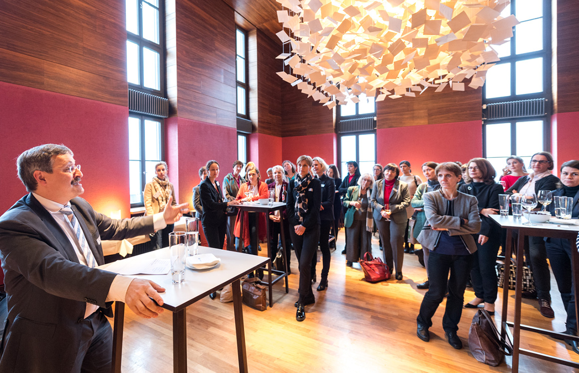 After the panel discussion, President Michael Hengartner greeted the professors at a reception in the UniTurm restaurant. (Image: Frank Brüderli)