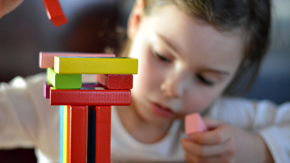 Mehr Krippenplätze für Kinder aus gut situierten Familien und Förderprogramme für benachteiligte Kinder: Ökonomen suchen nach Strategien gegen die wachsende Ungleichheit.