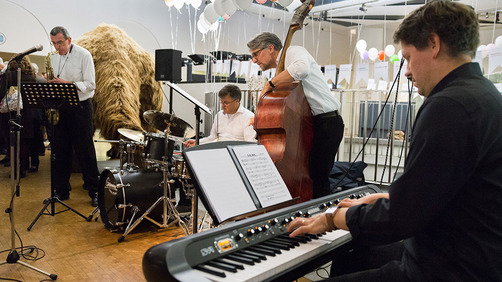 A jazz quartet featuring UZH alumnus Roger Brüderlin provided the evening’s musical entertainment.