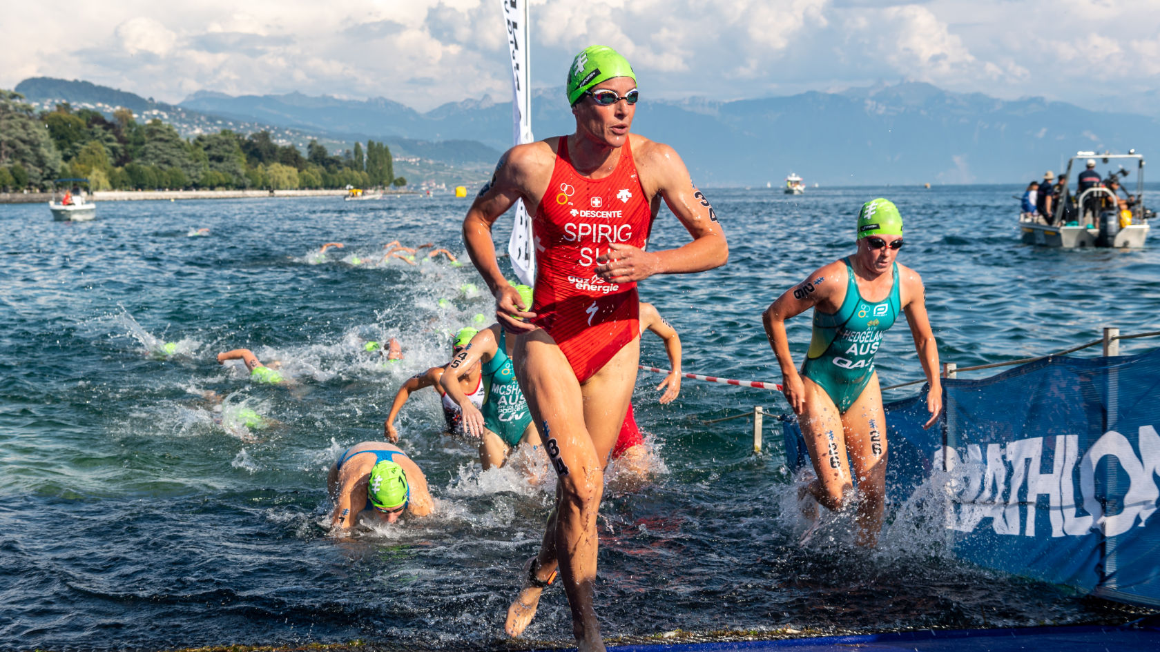 Nicola Spirig läuft aus einem See heraus.