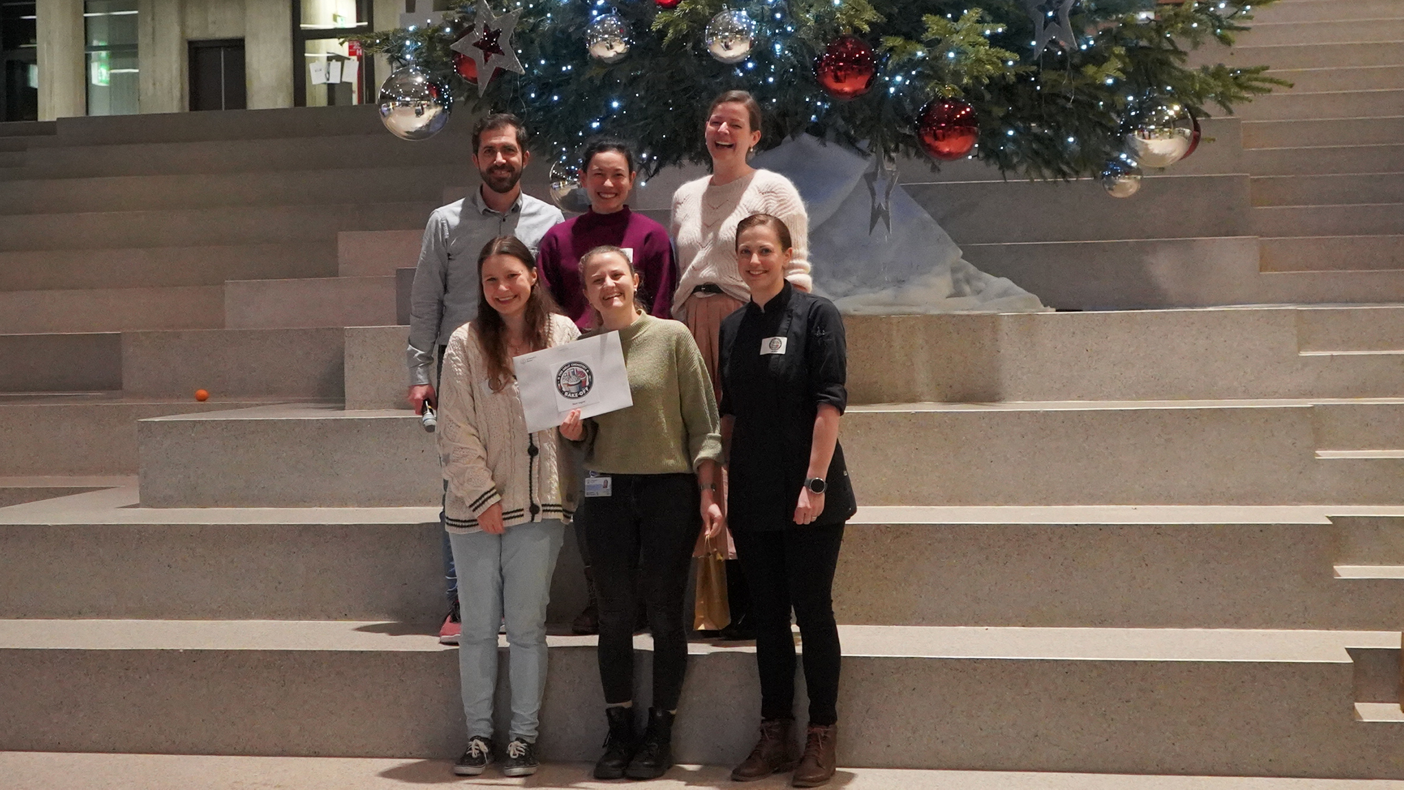 Den Preis für den besten veganen Kuchen konnten sich Doktorierende und Postdocs der Forschungsgruppe Organic Chemistry, Chemical and Biological Probes (Prof. Pablo Rivera-Fuentes) sichern. Auf dem Bild freuen sich Annabell Martin und Dorothea Kossmann über die Auszeichnung (im Backteam dabei, aber nicht auf dem Bild: Henriette Lämmermann, Juan Tamez und Sarah Emmert).