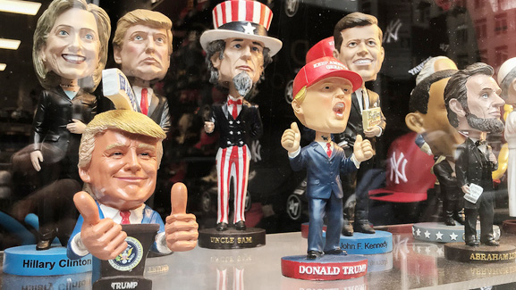 Satirische Puppen politischer Figuren bei einem Souvenir-Schaufenster