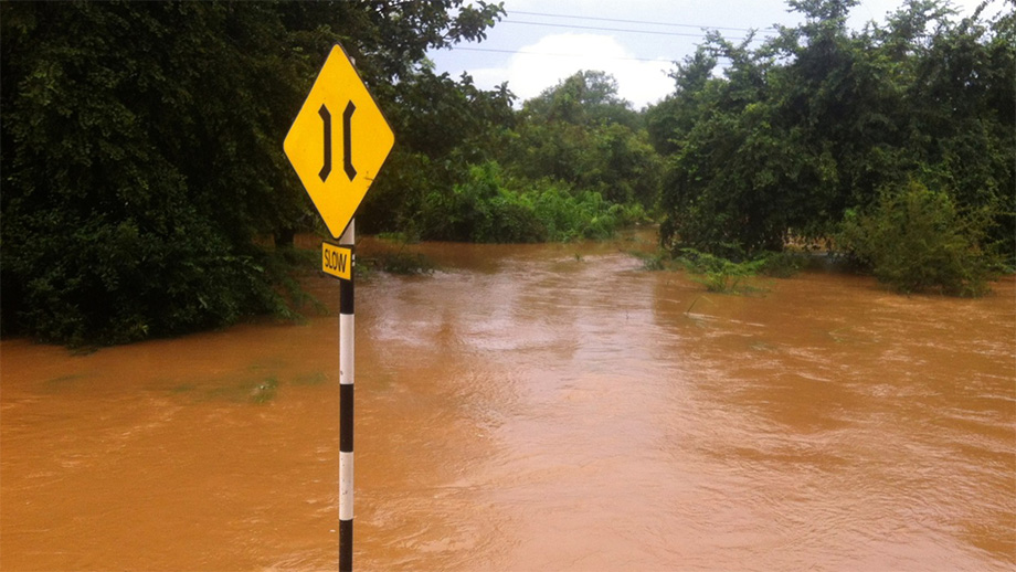 Überflutete Strasse nach dem Monsun